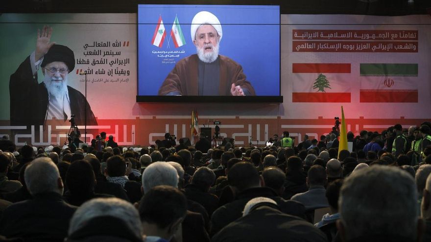 El secretario general de Hizbulá, Naim Qassem, pronuncia un discurso televisado en solidaridad con la República Islámica de Irán en enero de 2026.