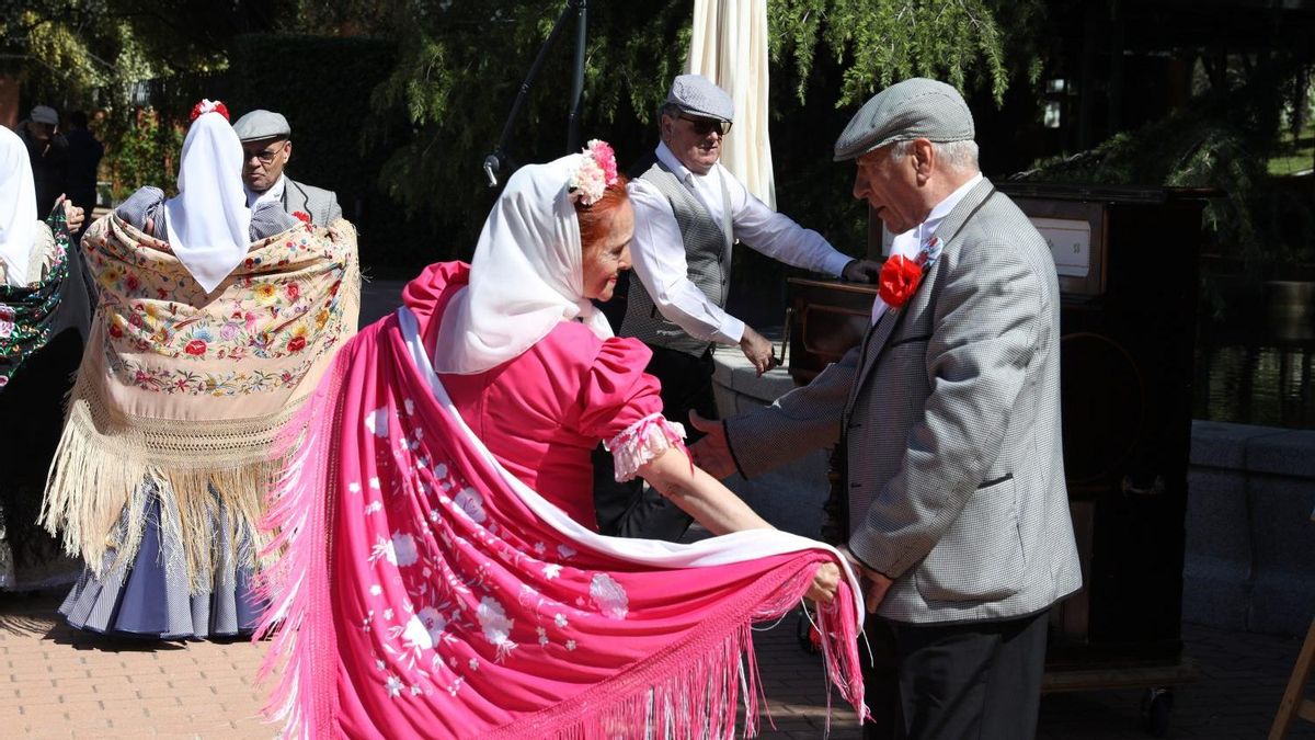 Chulapos bailando en la pradera de San Isidro