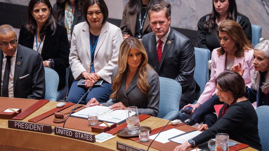 La primera dama de EE.UU., Melania Trump (c), preside una reunión del Consejo de Seguridad de la ONU en Nueva York, EE.UU. EFE/OLGA FEDOROVA