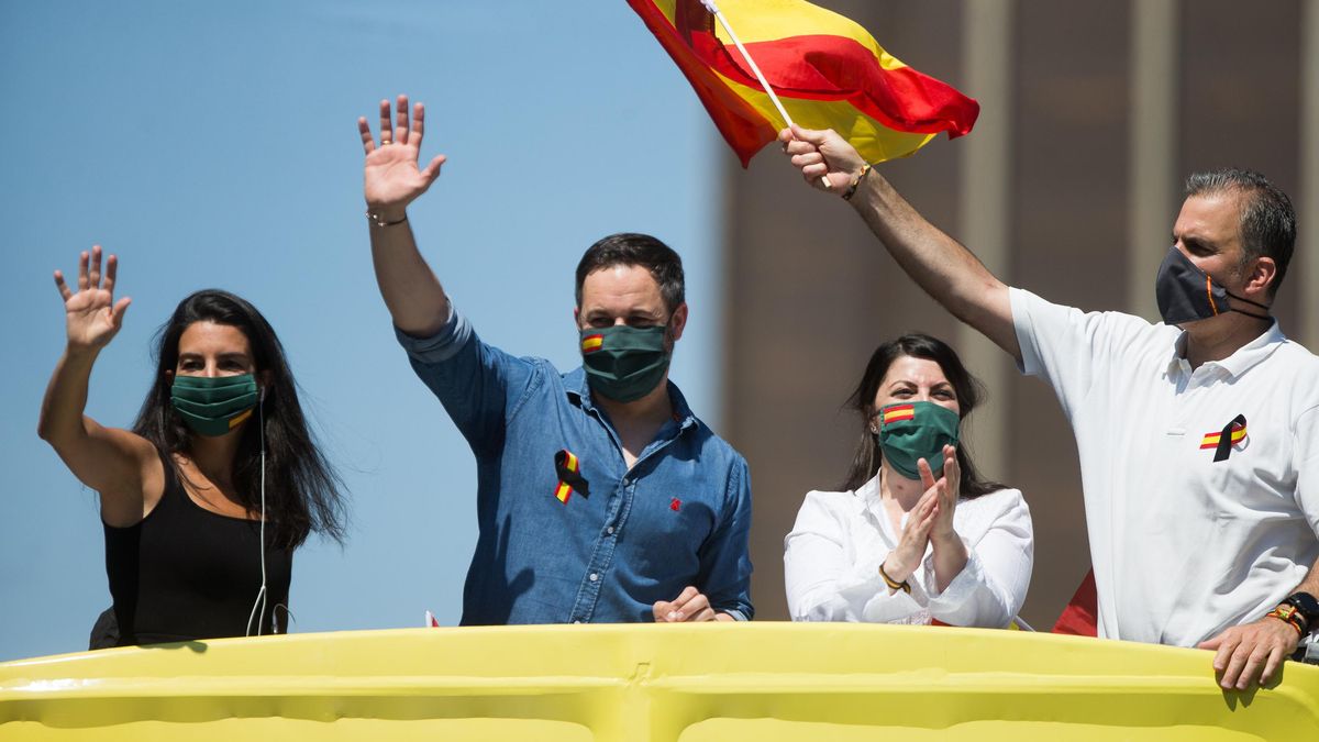 El presidente de Vox, Santiago Abascal, junto a Javier Ortega Smith y Rocío Monasterio