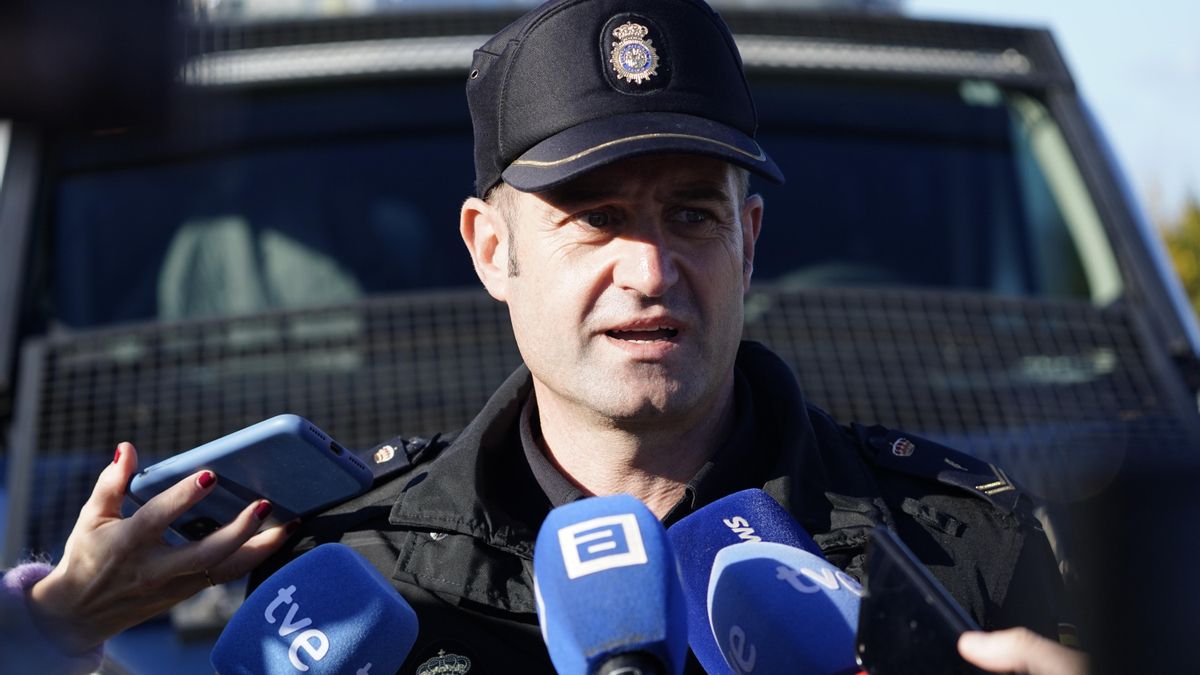Rubén Llano, portavoz de la Policía Nacional en Asturias, informa a los medios de comunicación sobre la complejidad de los trabajos en Berbes (Ribadesella).