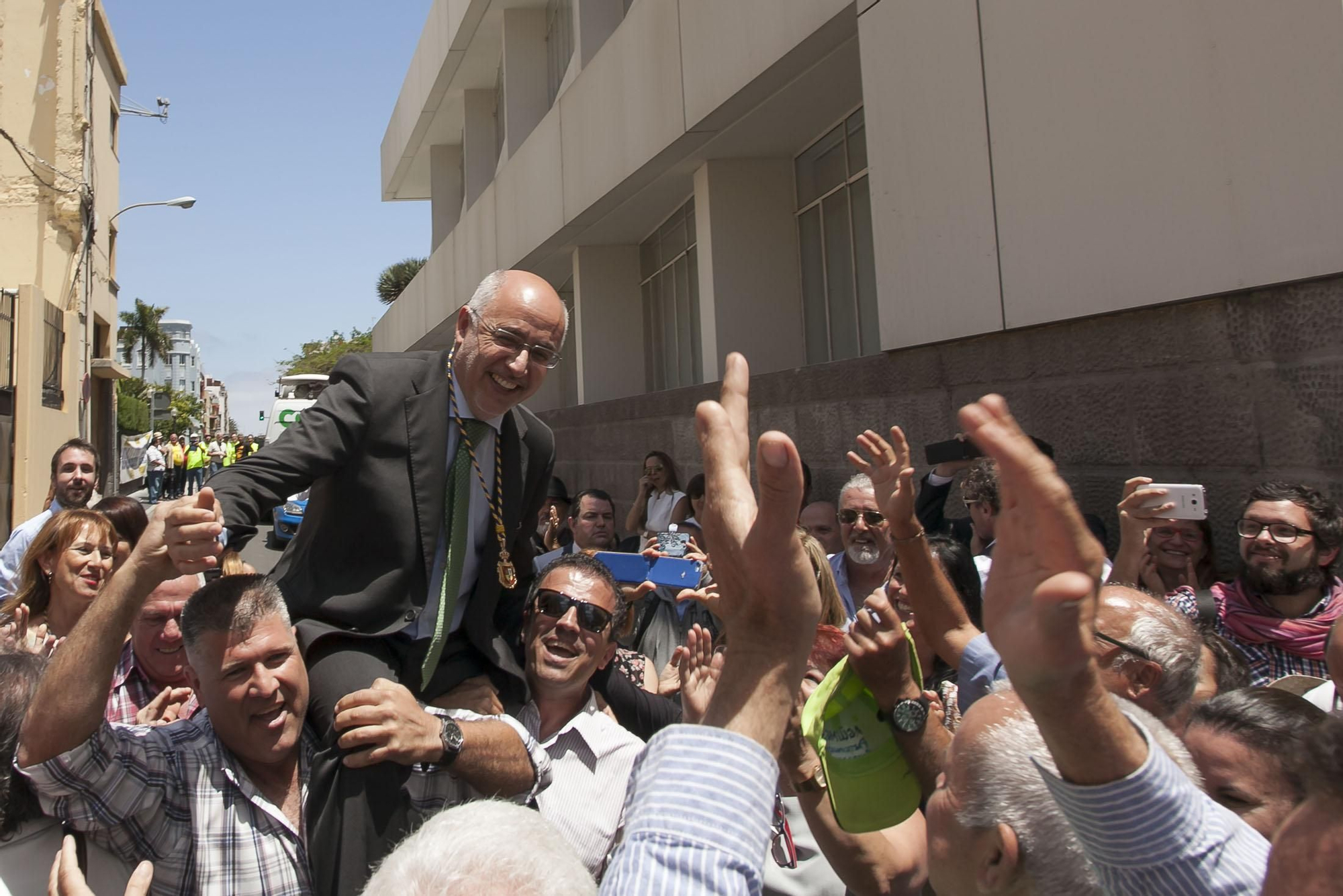 Antonio Morales celebrando su investidura como presidente