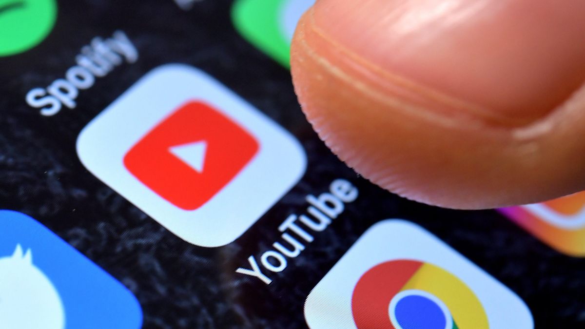 Fotografía detalle que muestra la aplicación de YouTube en un iPhone.