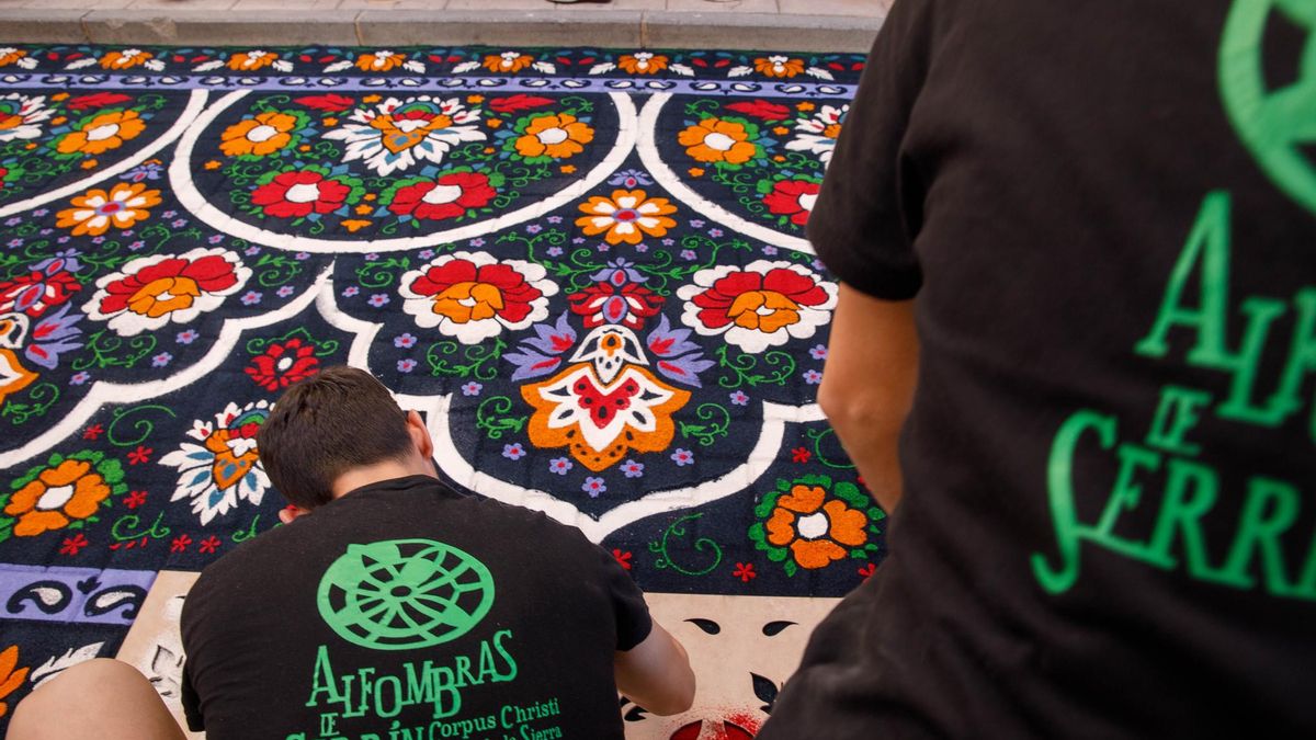 Alfombra en Elche de la Sierra (Albacete) durante el Corpus 2025