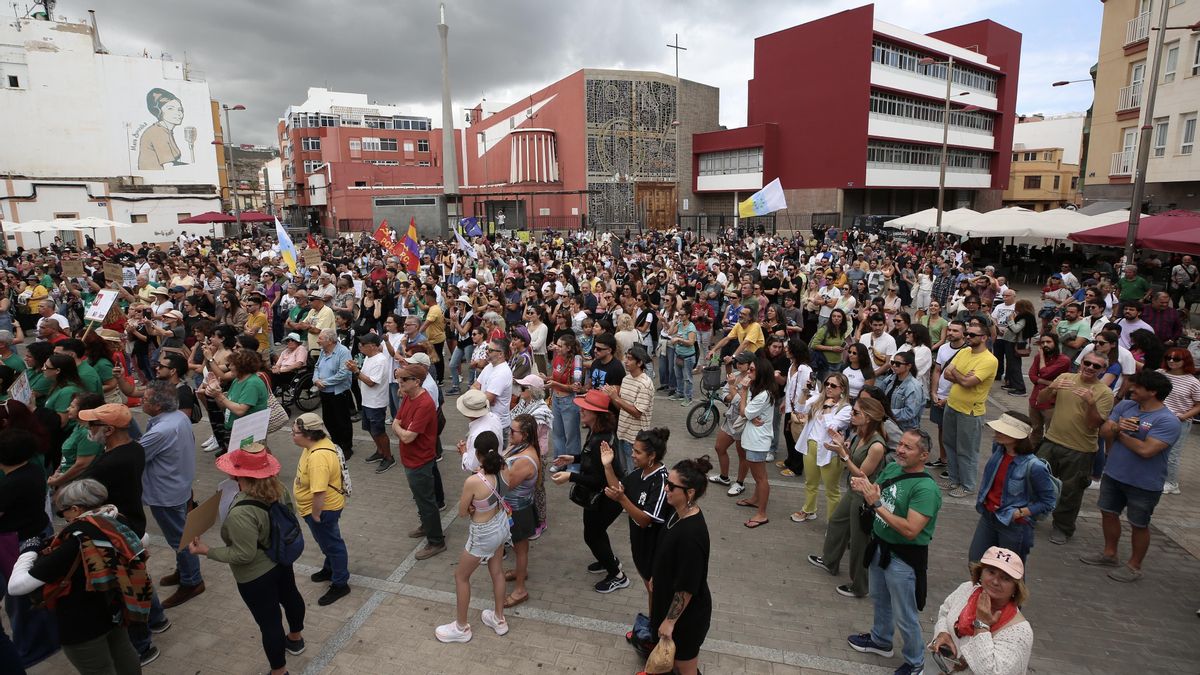Manifestantes en la Plaza del Pilar de Las Palmas de Gran Canaria. (ALEJANDRO RAMOS)