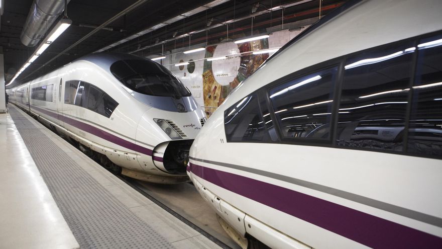 Trenes AVE en una estación.