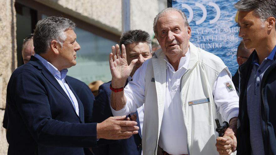 El rey emérito Juan Carlos I, es recibido por el alcalde de Sanxenxo, Telmo Martín (i), este viernes en las instalaciones del Real Club Náutico de Sanxenxo (RCNS), donde se espera que compita a bordo del "Bribón" en el trofeo InterRías de la clase 6m. EFE/Lavandeira Jr.