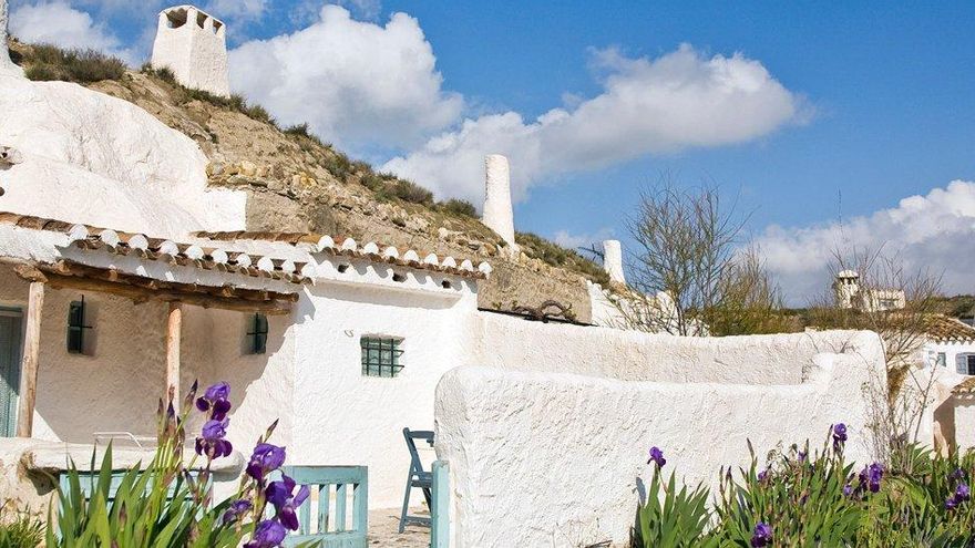 El pueblo granadino con casas cueva teñidas de blanco que ver junto a un Parque Natural