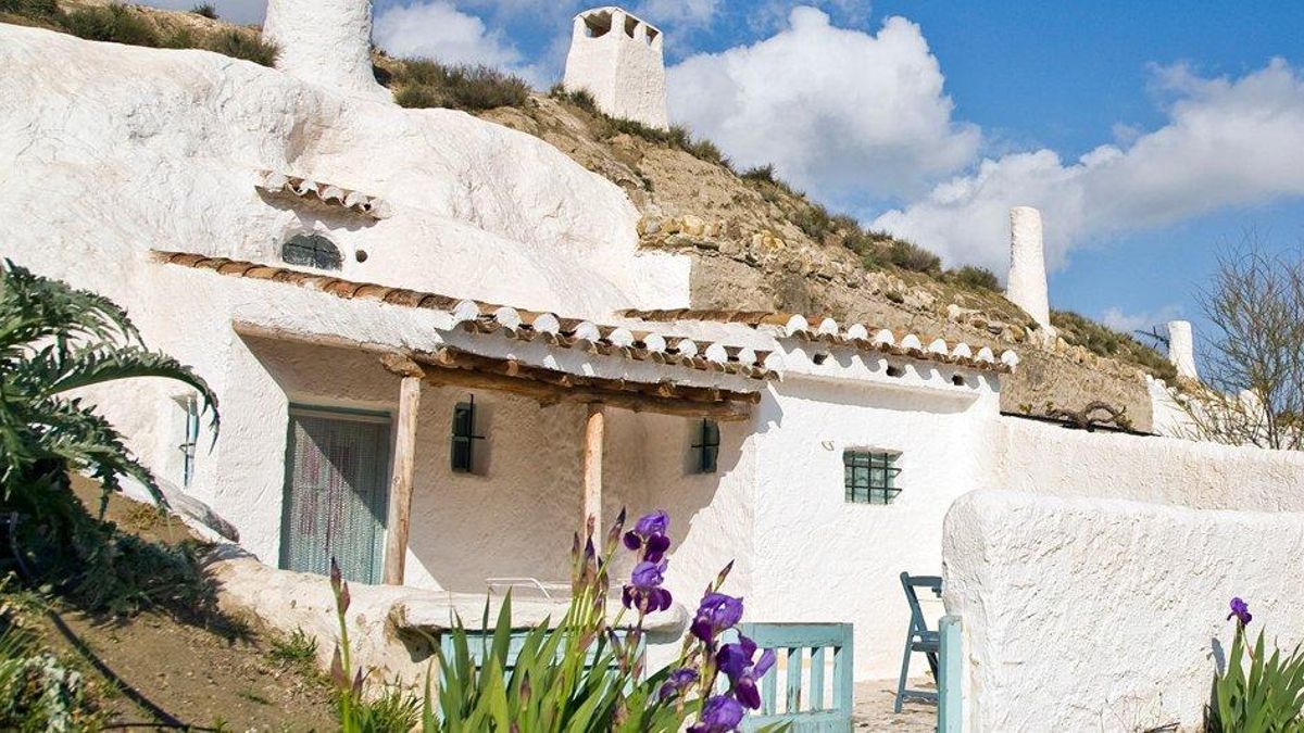 El pueblo granadino con casas cueva teñidas de blanco que ver junto a un Parque Natural