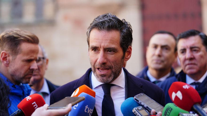 El vicesecretario de Cultura y portavoz del PP, Borja Sémper, atiende a los medios de comunicación después del acto de investidura como Doctor Honoris Causa de la USAL, a título póstumo, a Miguel de Unamuno.