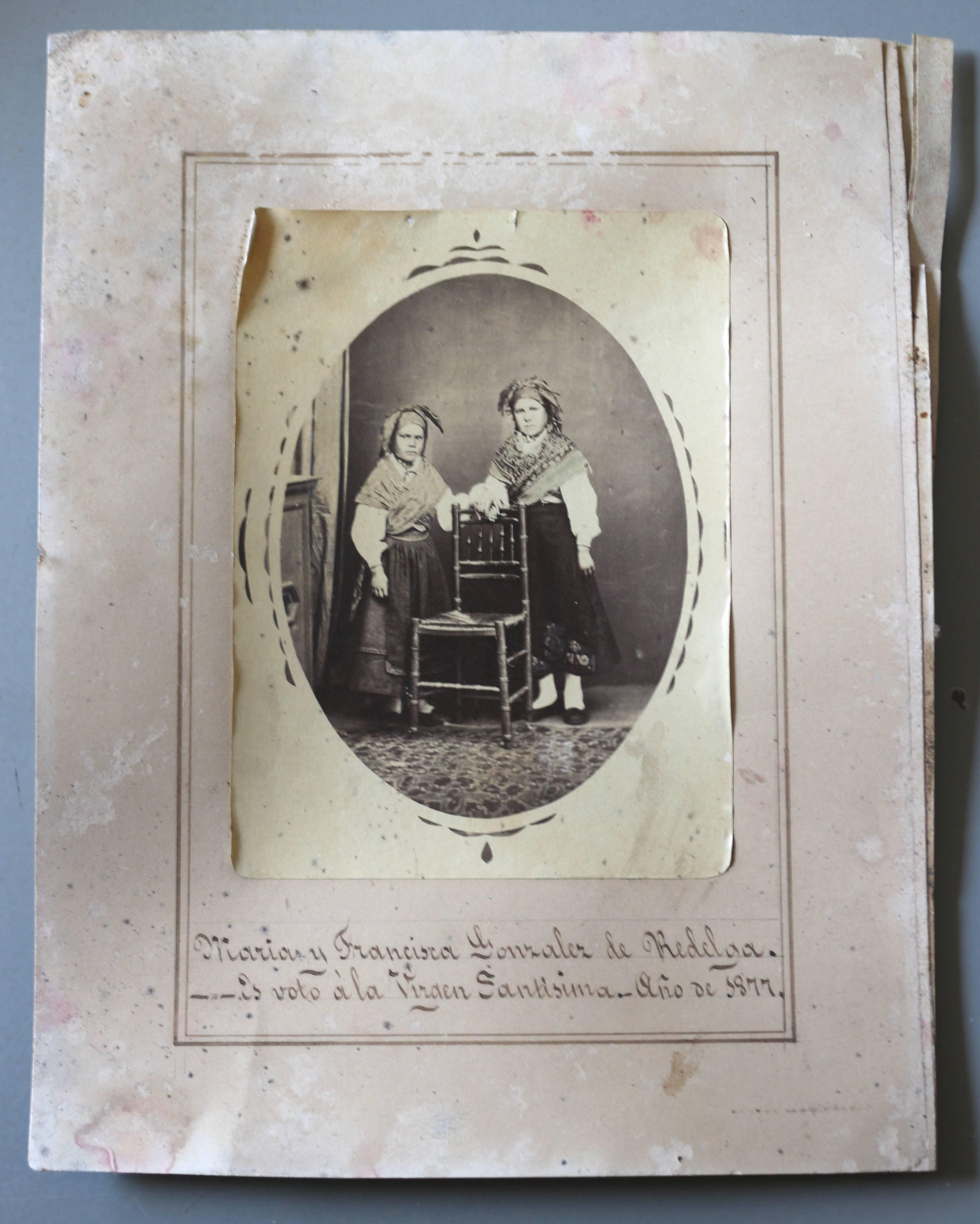 Exvoto de 1877 de dos niñas de la localidad de Redelga de la Valduerna, vestidas con el traje típico del país.