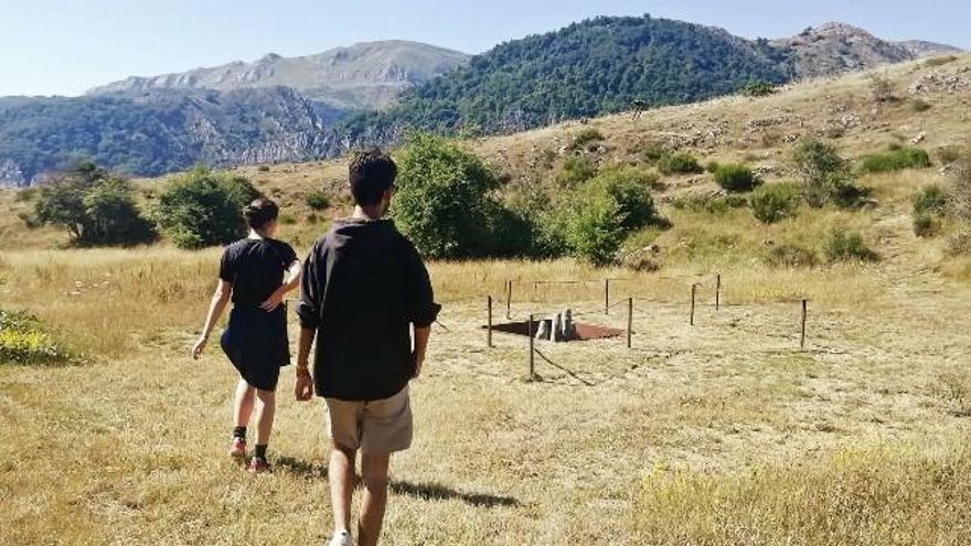 La mano gigante de Amancio emerge de entre la era en la gran montaña.