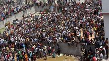 Al menos 76 muertos en el derrumbe de un edificio en Bangladesh
