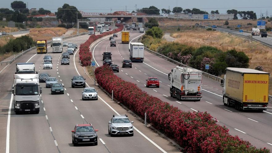 Vista general de la A7-E15 cuando este viernes a las tres de la tarde darán oficialmente comienzo las vacaciones estivales en las carreteras y todo puede ser igual o parecido al arranque del verano pasado o muy diferente.