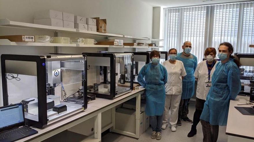 Varios de los miembros del equipo técnico e informático posan junto al nuevo equipo técnico en el Instituto de Salud Carlos III de Madrid. Un grupo de cinco amigos ha conseguido traer a España cuatro robots de última generación para procesar test de coronavirus de forma masiva en una operación financiada por empresas privadas y facilitada por la mediación conjunta de varios ministerios. Se trata de cuatro robots de la empresa Opentrons de Estados Unidos que permiten realizar 2.400 análisis PCR diarios, imprescindibles para acabar con el cuello de botella que supone la realización de estas pruebas a mano y hacer posible las campañas masivas de test a la población.