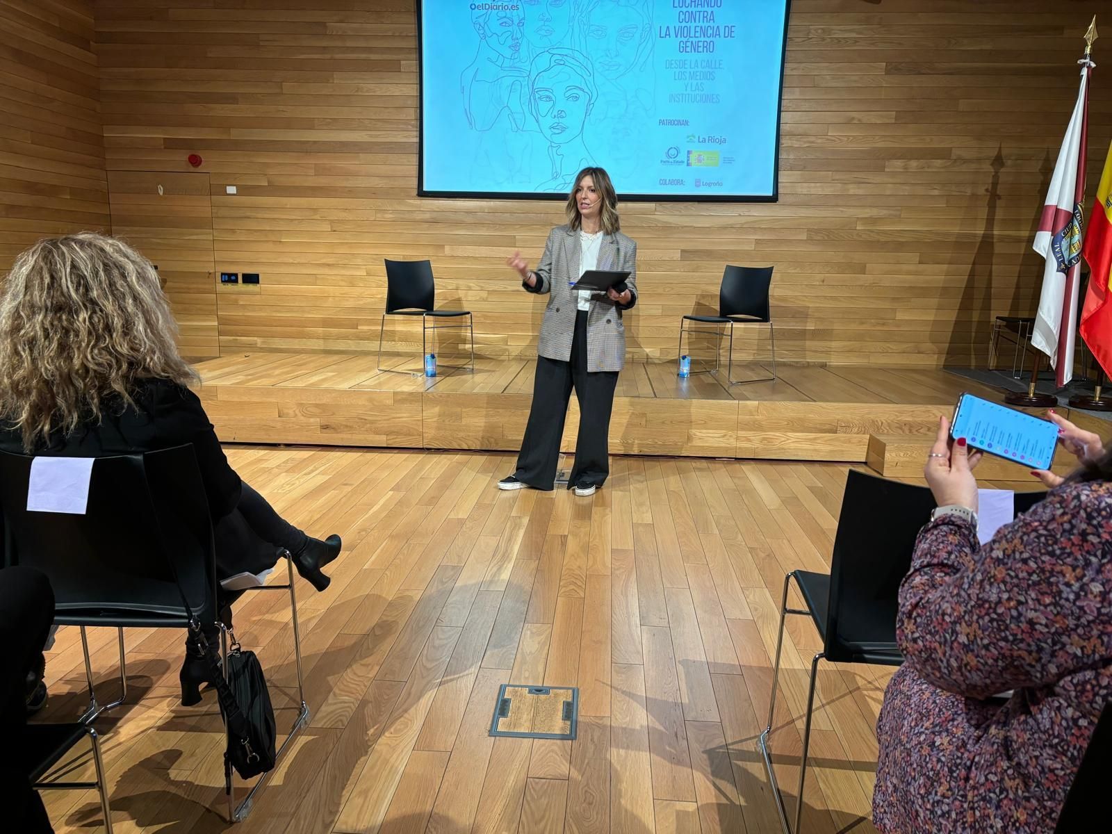 La directora de Rioja2, Olivia García, abre la jornada en el Espacio Lagares