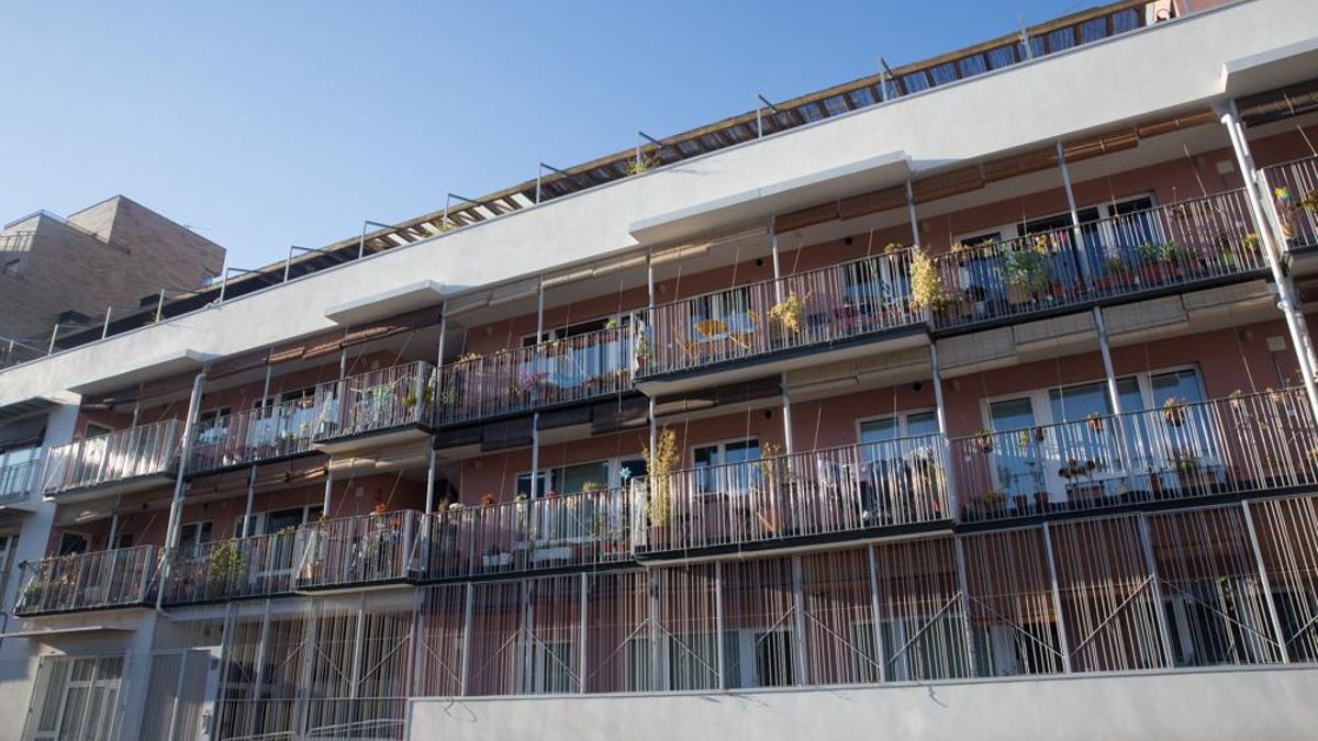 Vista de los balcones de Entrepatios, un bloque de viviendas ecológicas y con cesión de uso pionero en Madrid