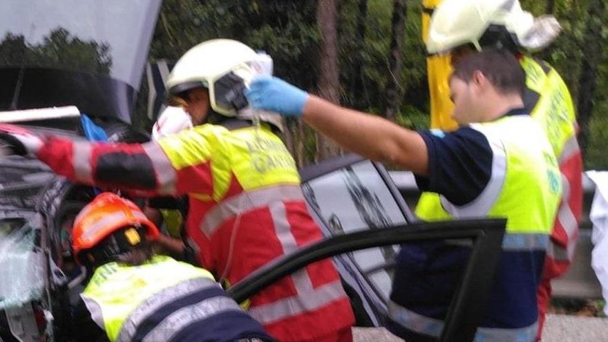 Bomberos atienden a heridos en accidente en Puente Viesgo