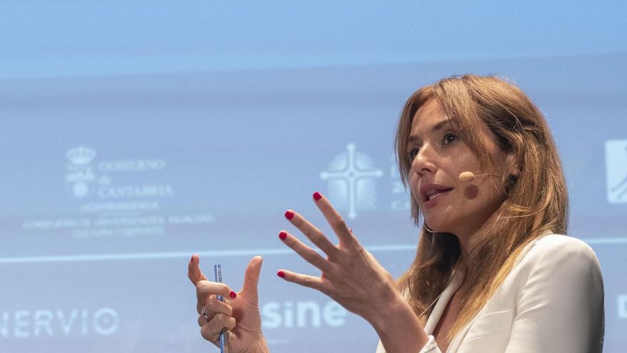 Patricia Simón explicando algo en el coloquio 'Periodismo en tiempos de guerra'