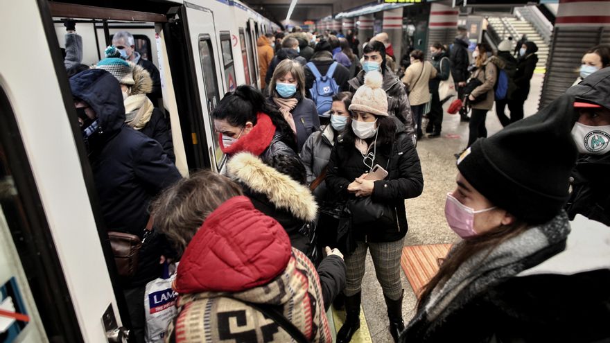 Un tren de Metro lleno de gente, en Madrid (España)