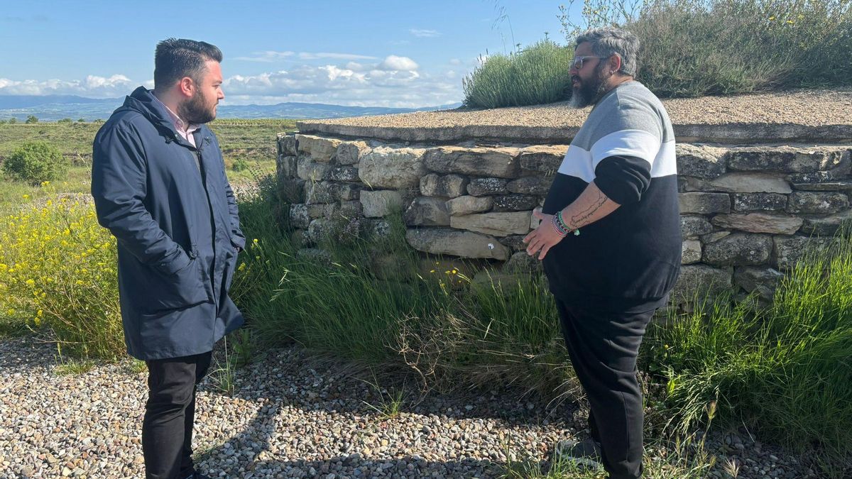 López Araquitáin con Isaac Martínez en las ruinas del Monte Cantabria