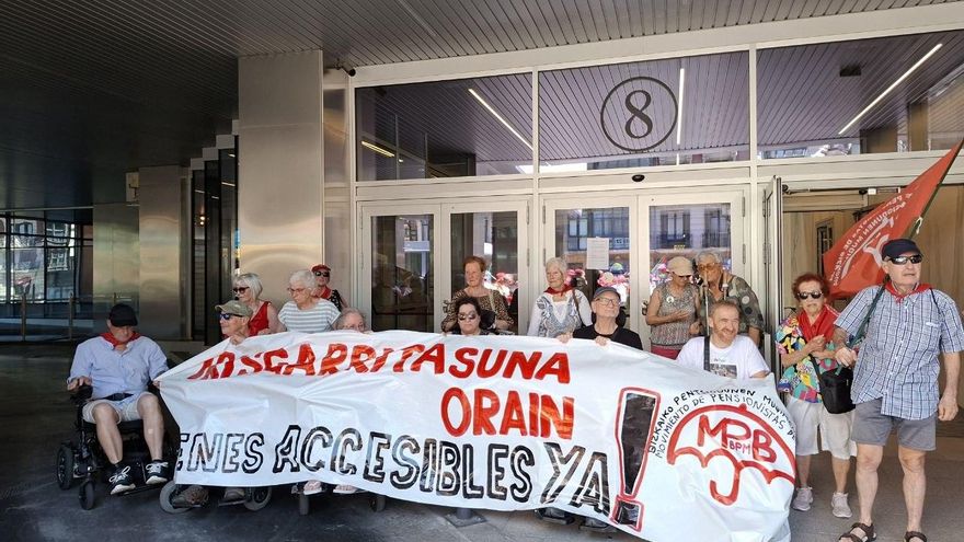 Personas con movilidad reducida solicitan en la sede del administrador ferroviario vasco "acceso universal" a los trenes