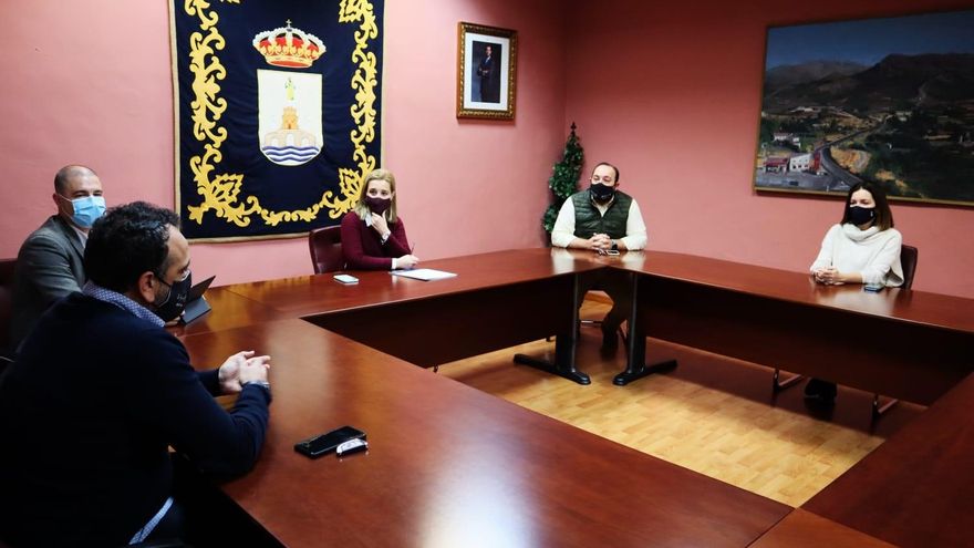 Reunión de la alcaldesa de Alcalá de Guadaíra, Ana Isabel Jiménez, y los delegados de Hacienda y comercio, Jesús  Mora y Ángeles Ballesteros, respectivamente, con los hosteleros.