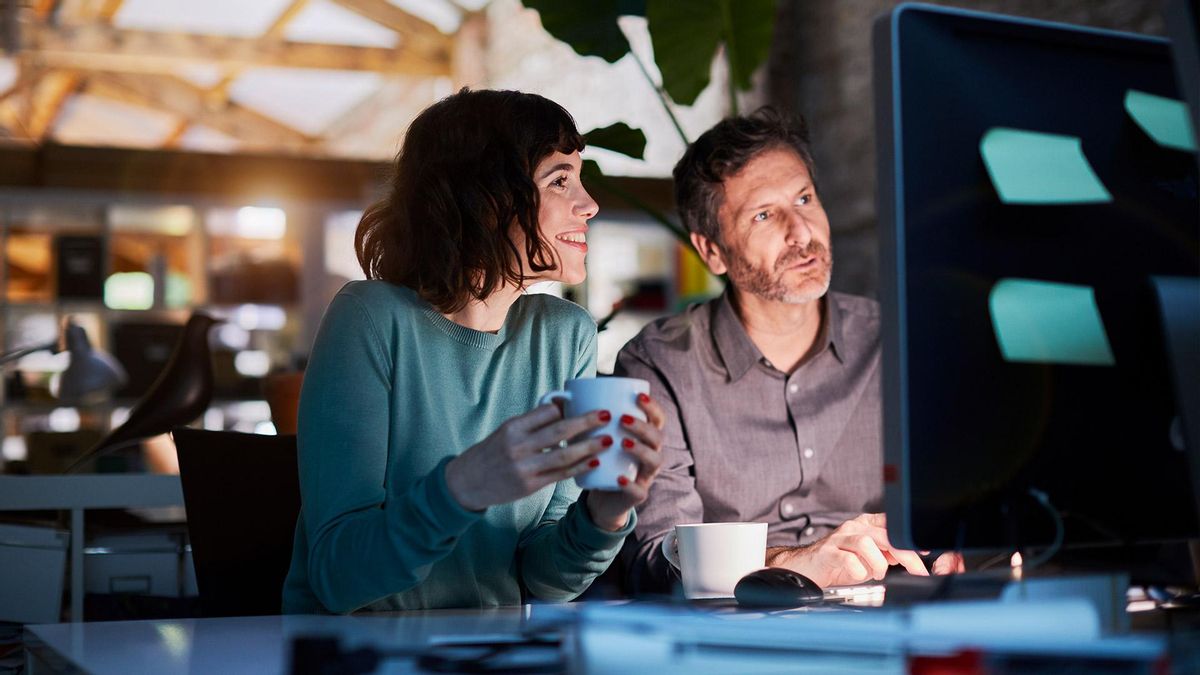 Dos personas trabajando