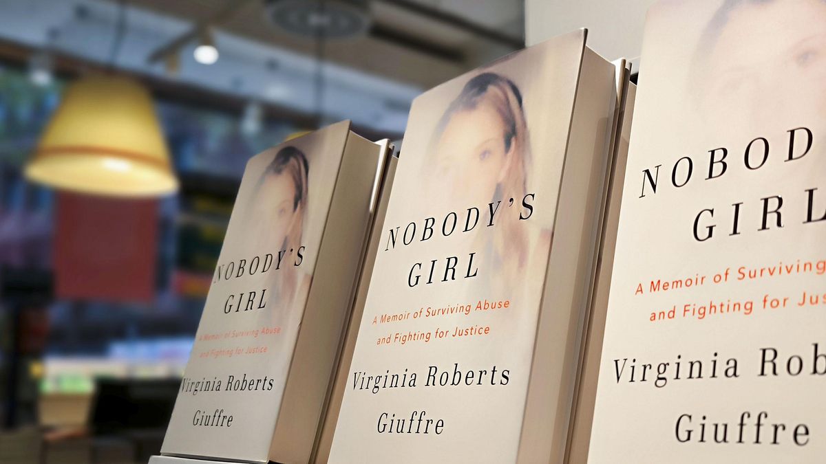 Ejemplares de 'Nobody's Girl: A Memoir of Surviving Abuse and Fighting for Justice' (Chica de nadie: memorias de una superviviente de abusos y de su lucha por la justicia), el libro póstumo de memorias de la estadounidense Virginia Giuffre, que acusó al príncipe Andrés de abuso sexual y cuyos extractos, algunos ya adelantados por la prensa británica, provocaron su renuncia el pasado viernes a todos sus títulos, excepto el de príncipe. EFE/ Guillermo Garrido Serrano