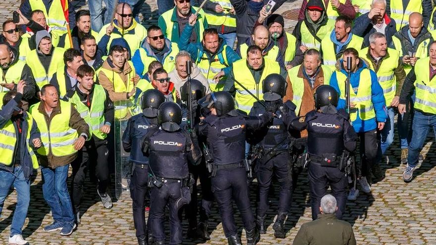 Choques violentos entre agricultores y Policía ante las Cortes de Aragón: “Esta guerra la vamos a ganar”