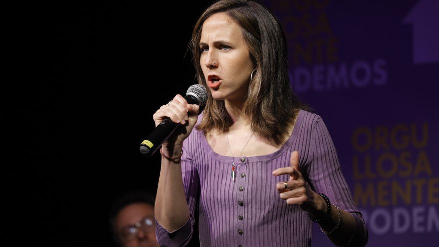 La secretaria general de Podemos, Ione Belarra, interviene durante un acto de Podemos, en el espacio social y cultural Nau Bostik, a 9 de abril de 2025, en Barcelona, Cataluña (España).