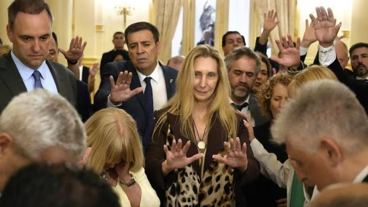 Karina Milei, orando junto a pastores evangélicos en Casa Rosada.