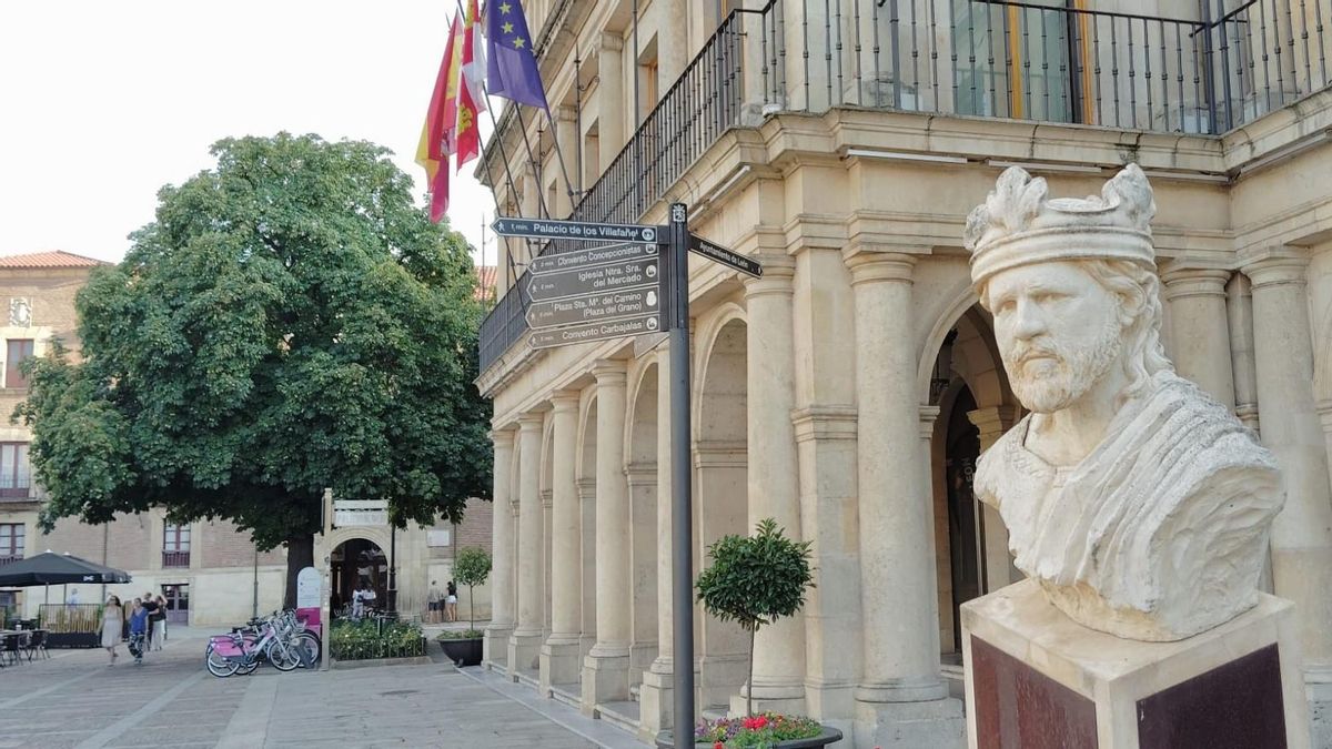 El busto de Alfonso V en el Ayuntamiento de San Marcelo y al fondo su castaño centenario.