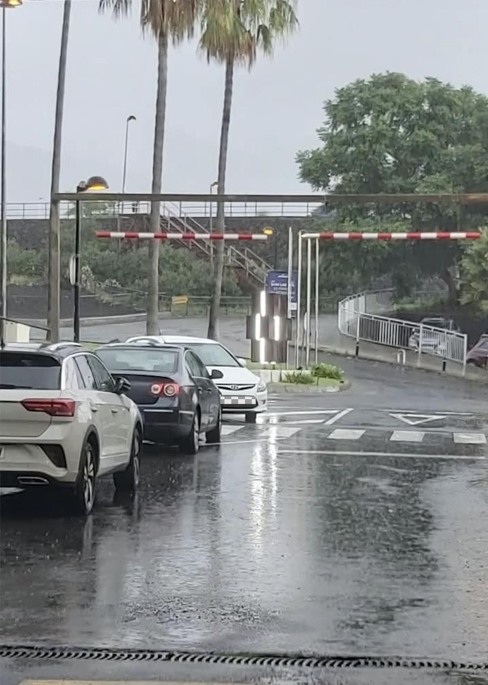 La lluvia, este martes, en el entorno del Hospital Universitario de La Palma  (Breña Alta).
