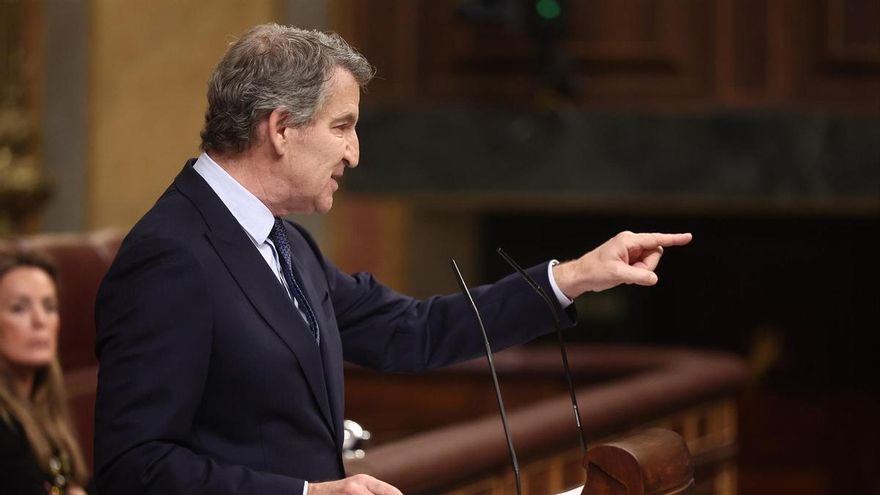 El presidente del Partido Popular, Alberto Núñez Feijóo, en una sesión de control al Gobierno