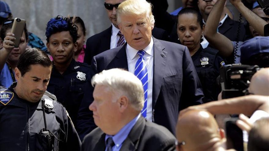 Hispanos rechazan actitud hostil de Trump hacia el periodista Jorge Ramos