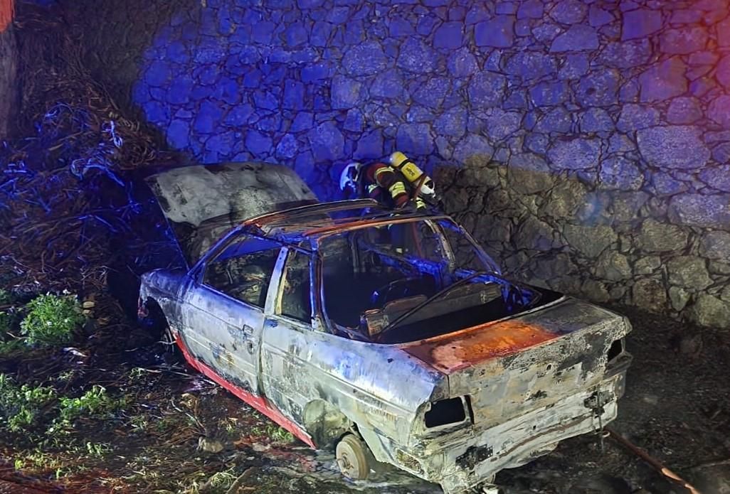 Vehículo incendiado en El Paso. BOMBEROS LA PALMA
