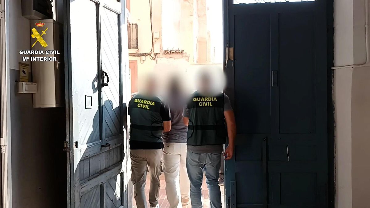 Dos agentes llevan detenido al médico acusado de grabar a pacientes durante reconocimientos médicos en el centro donde ejercía su actividad profesional.