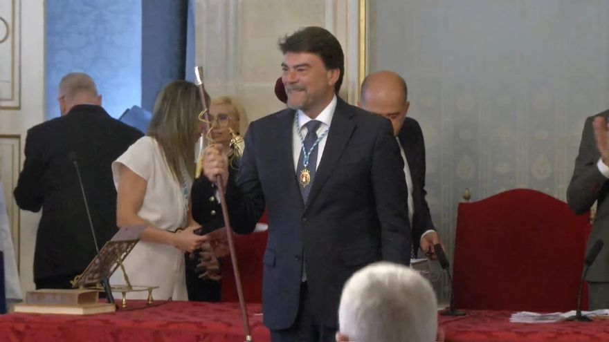 Luis Barcala, con el bastón de mando de la alcaldía de Alicante.