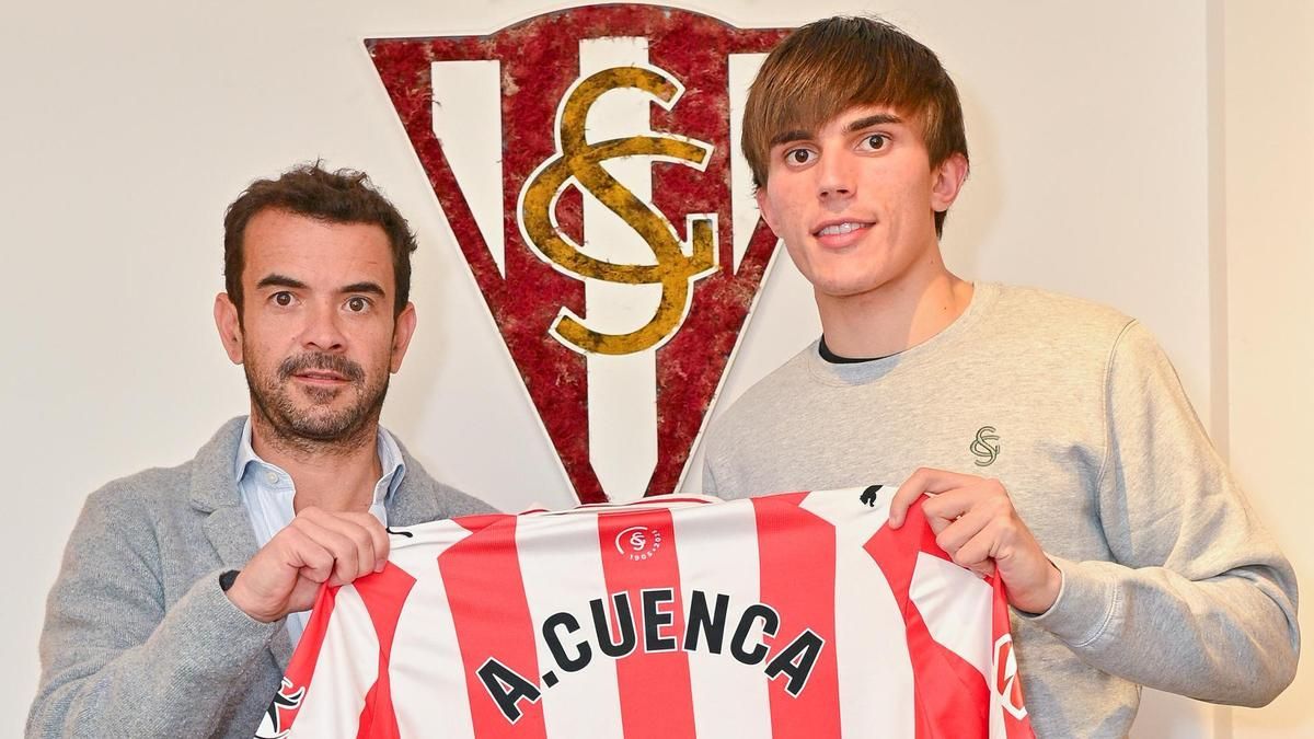 Andrés Cuenca en la presentación con el Sporting de Gijón el pasado invierno