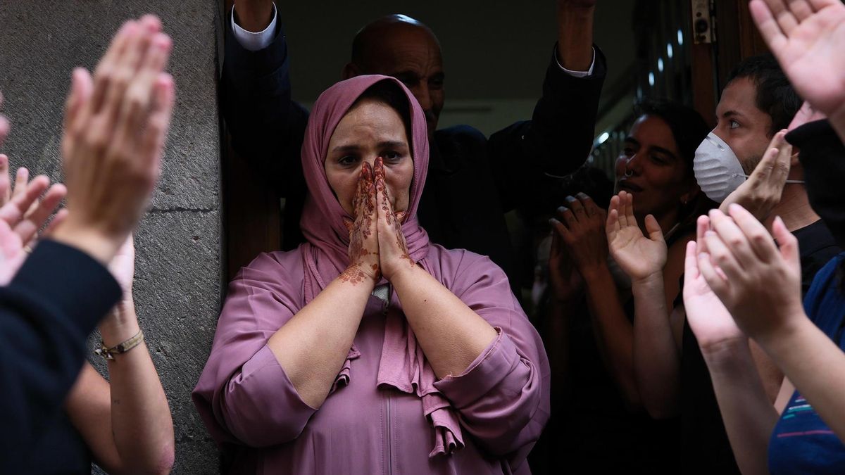 Inquilinos del edificio, vecinos y activistas de la plataforma ciudadana Derecho al Techo celebran la decisión de suspender el desahucio. EFE/Ángel Medina G.