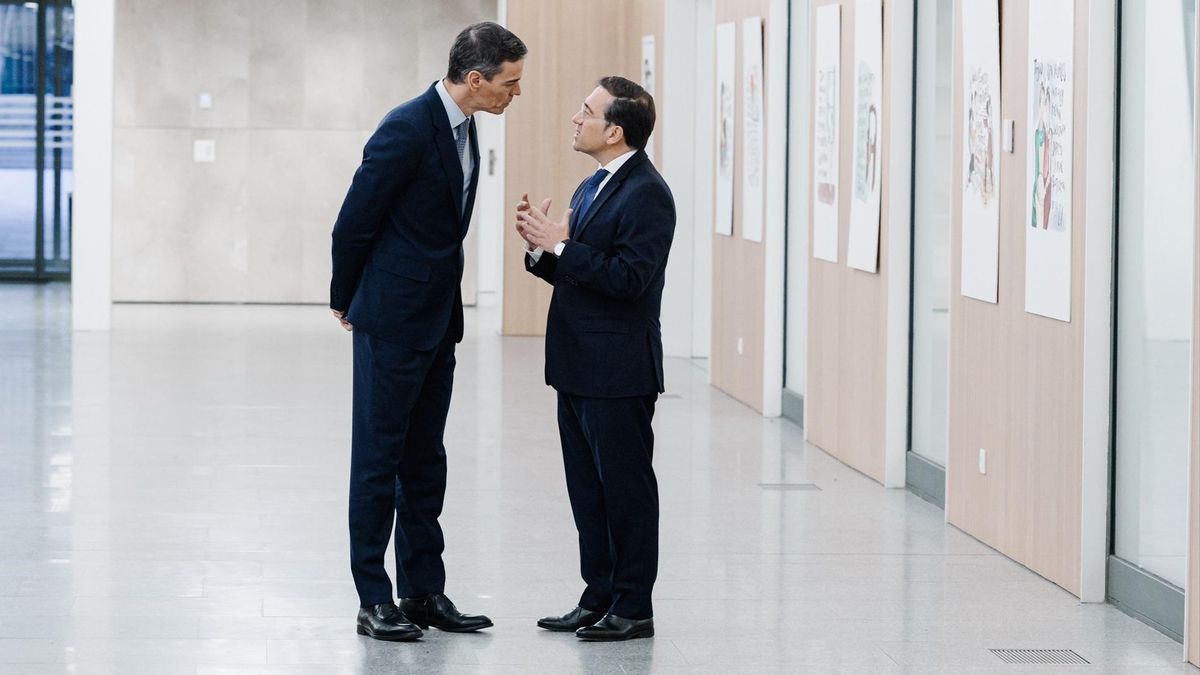 El presidente del Gobierno, Pedro Sánchez, y el ministro de Exteriores, José Manuel Albares, durante la Conferencia de Embajadores y Embajadoras de España el 8 de enero de 2026, en Madrid