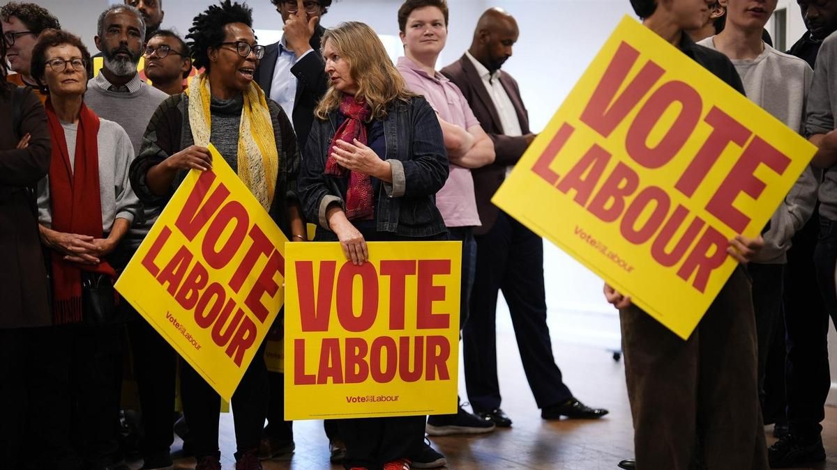 Seguidoras del Partido Laborista el 9 de octubre, tras la victoria de Sagal Abdi-Wali en las elecciones de Holborn and St Pancras, en Londres.