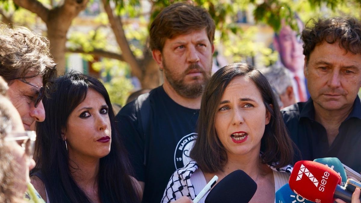 La secretaria general y diputada de Podemos, Ione Belarra, (centro), junto a la coordinadora de Podemos Andalucía, Martina Velarde.