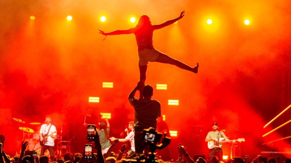 Una muixeranga del públic durant l'actuació d'Auxili en el Feslloc.