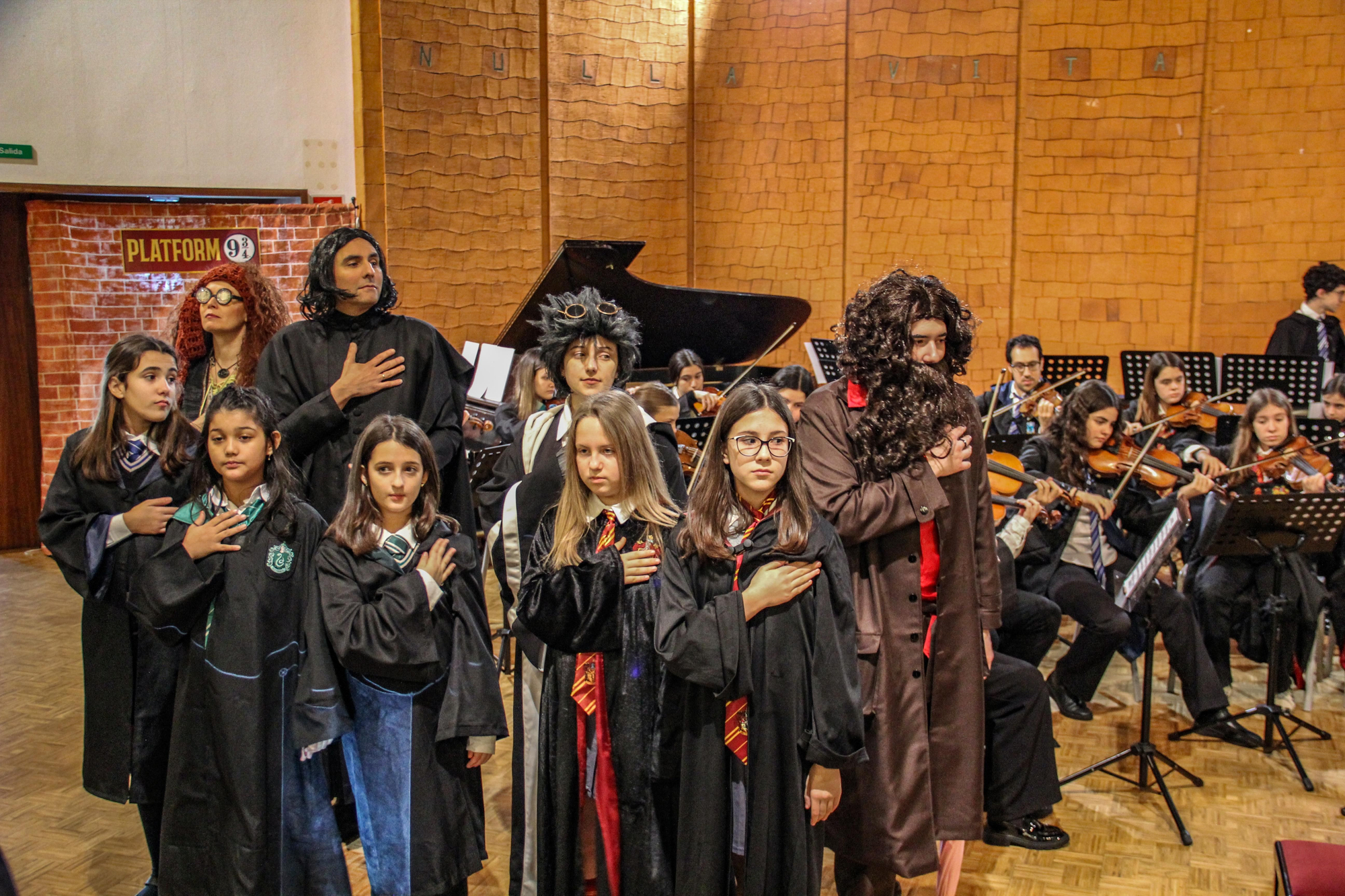 Actores y músicos de 'Harry y la magia de la música' en el escenario del Ángel Barja de León.