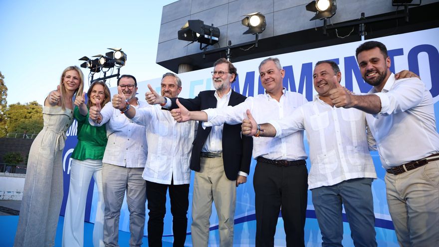 Rajoy, escoltado por Juan Bravo y José Luis Sanz.