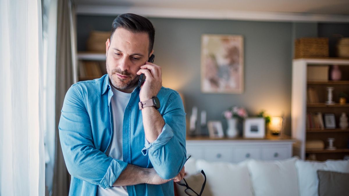 Un hombre habla por teléfono.