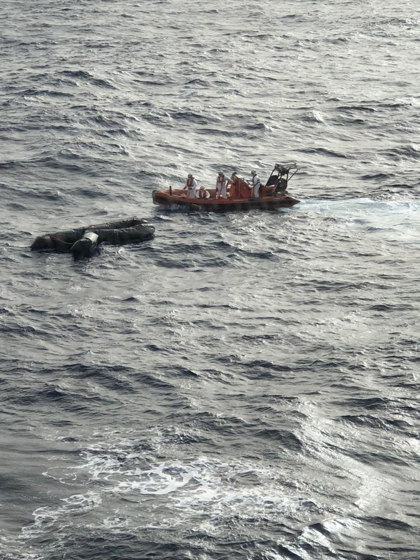 Los marineros del buque Miguel de Cervantes, de Salvamento Marítimo, se aproximan el 2 de octubre en una lancha auxiliar a la neumática de la que fue rescatado la víspera en helicóptero el joven marfileño Fofana V., tras nueve días a la deriva