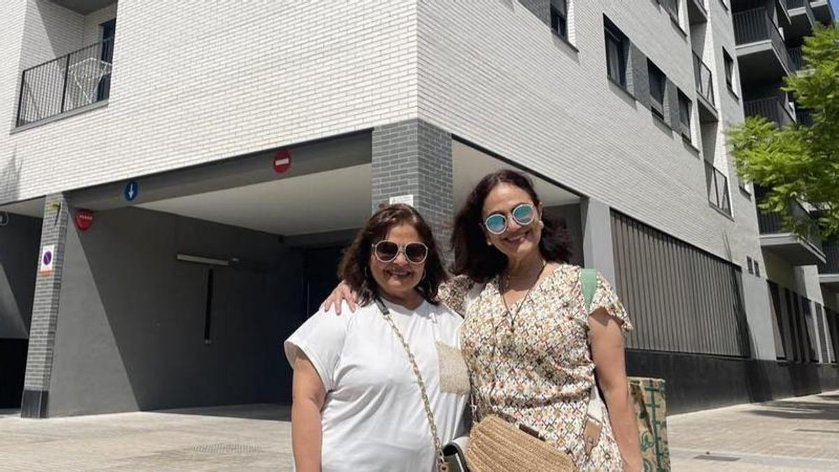 Lysber Ramos junto a su hermana antes de abandonar la que ha sido su casa en el edificio de Safranar en los últimos seis meses.